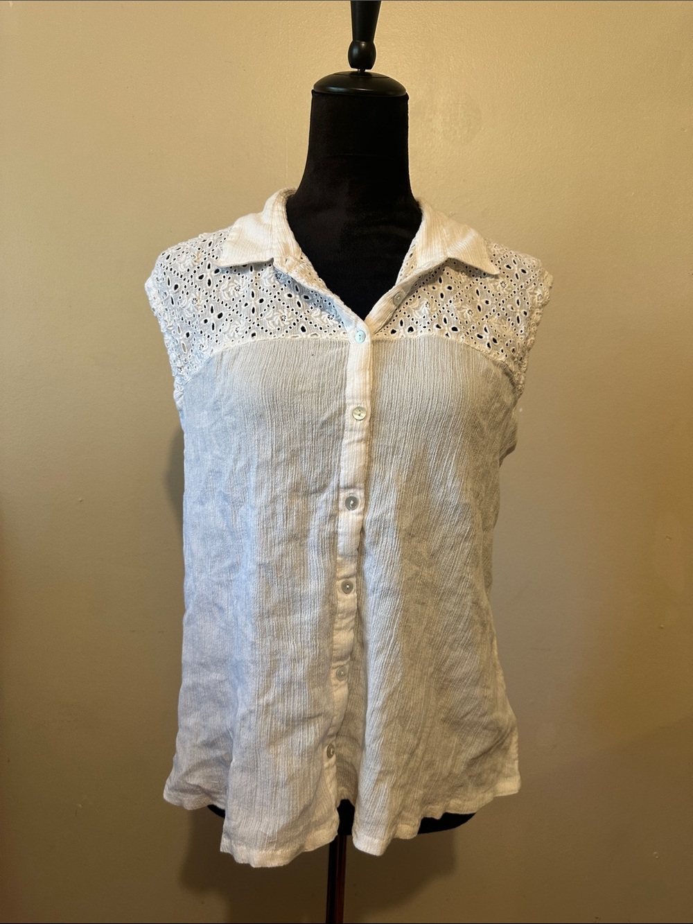 Lucky Brand White Eyelet Sleeveless Button-Down Top